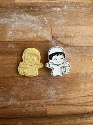 Kandil Tutan Minik Oğlan